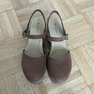 El Naturalista Leaves wedge sandals in brown, size 9 US (40 EUR)